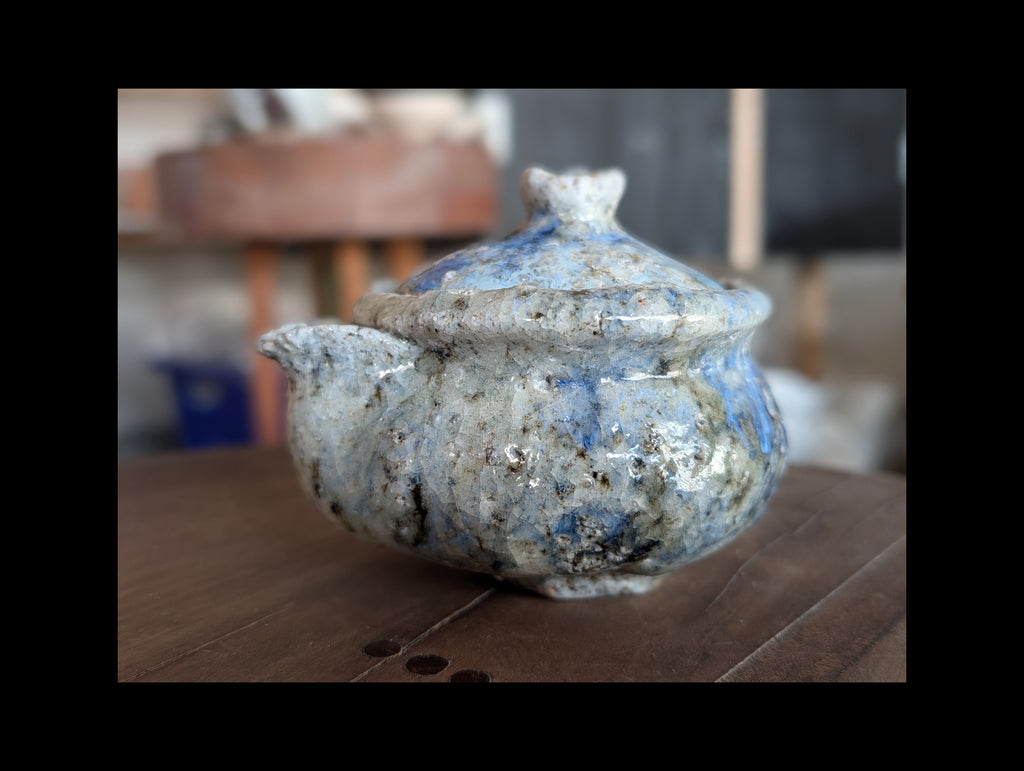 Hohin in granitic porcelain, charcoal high-temperature firing.