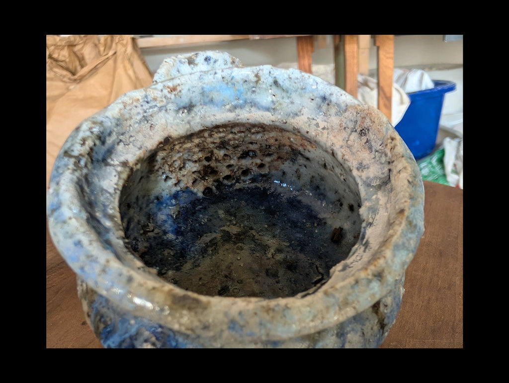 Hohin in granitic porcelain, charcoal high-temperature firing.