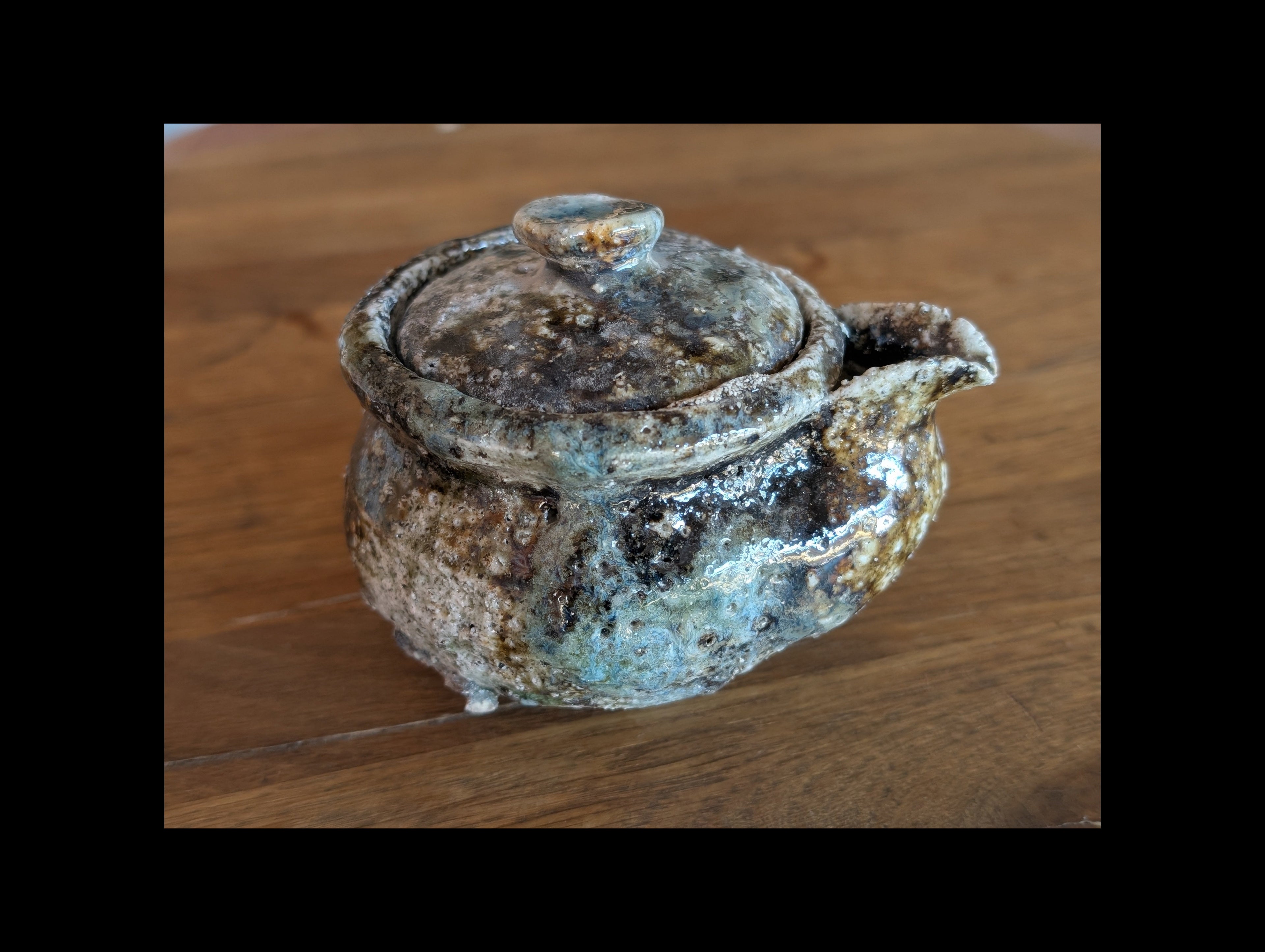 Hohin in granitic porcelain, double firing- high-temperature charcoal firing.