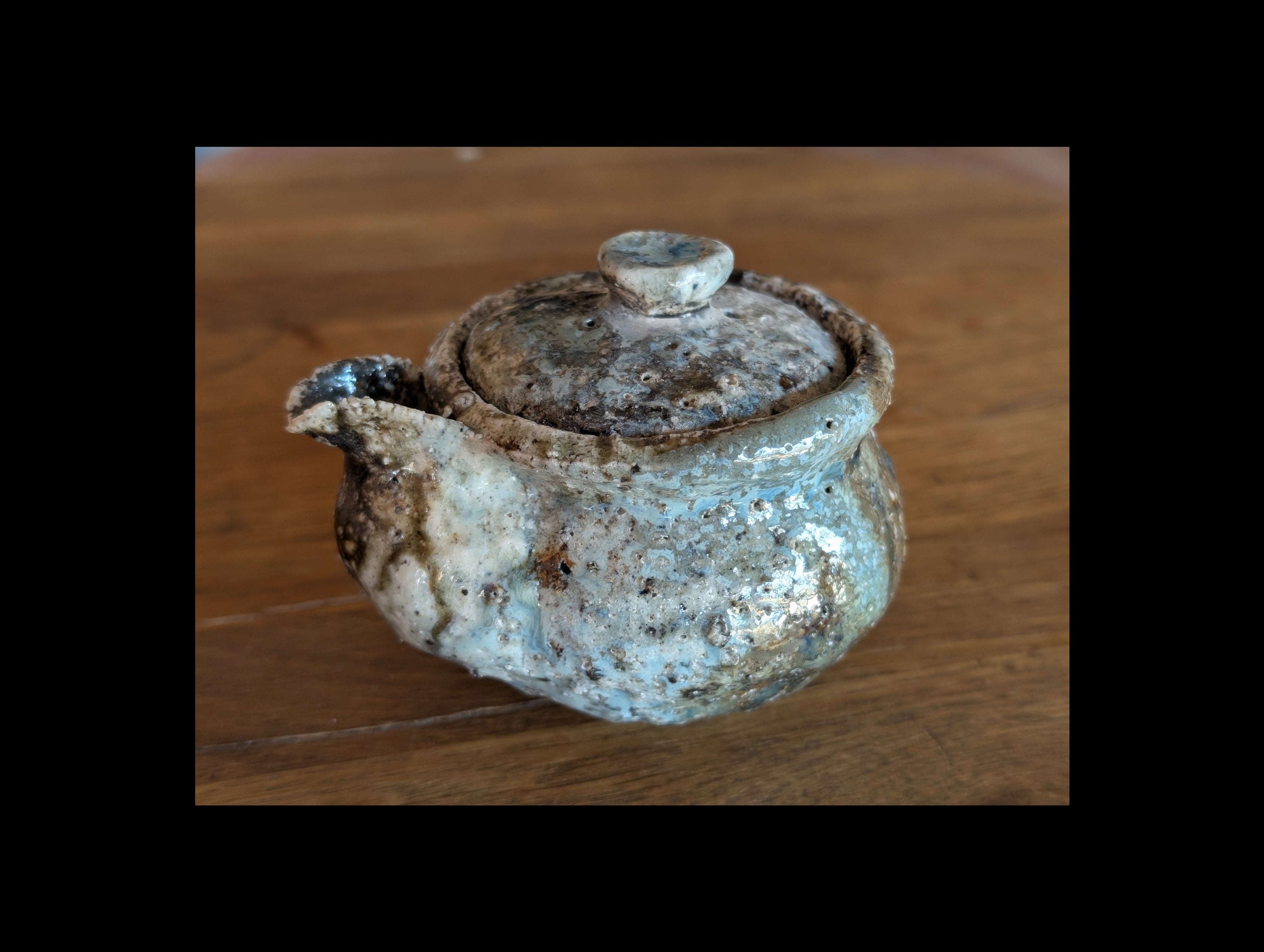 Hohin in granitic porcelain, double firing- high-temperature charcoal firing.