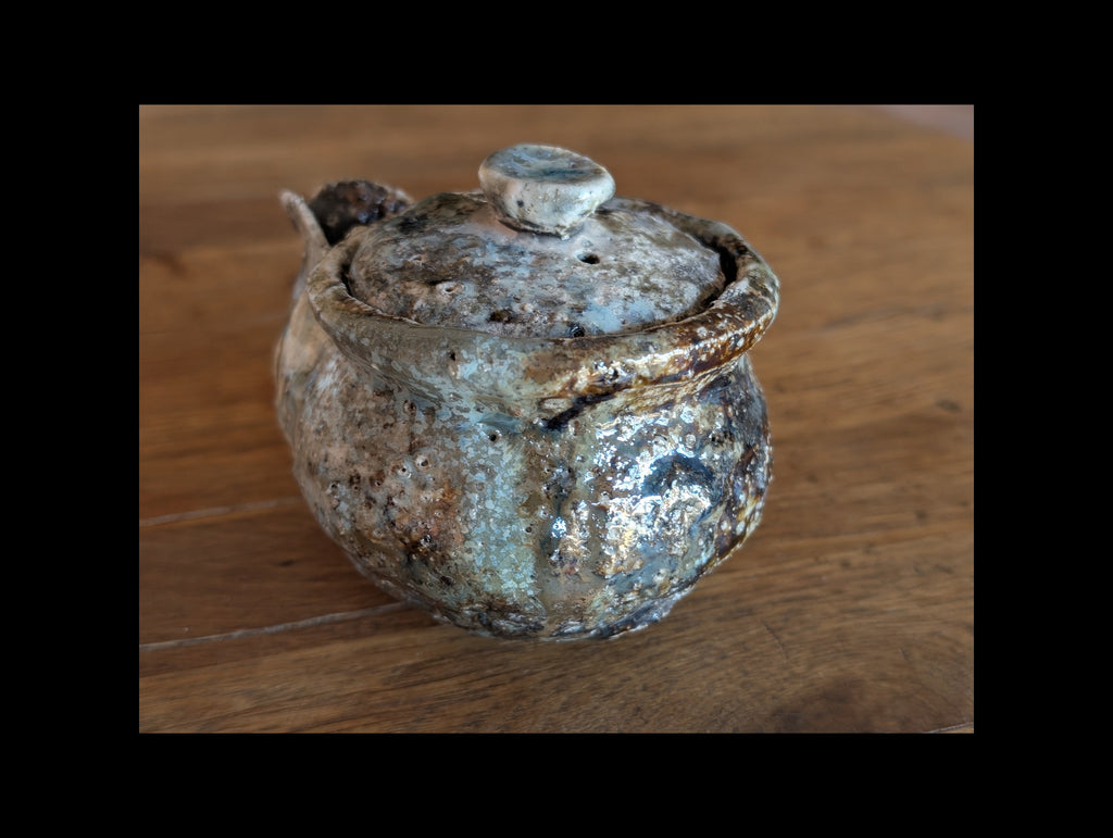 Hohin in granitic porcelain, double firing- high-temperature charcoal firing.