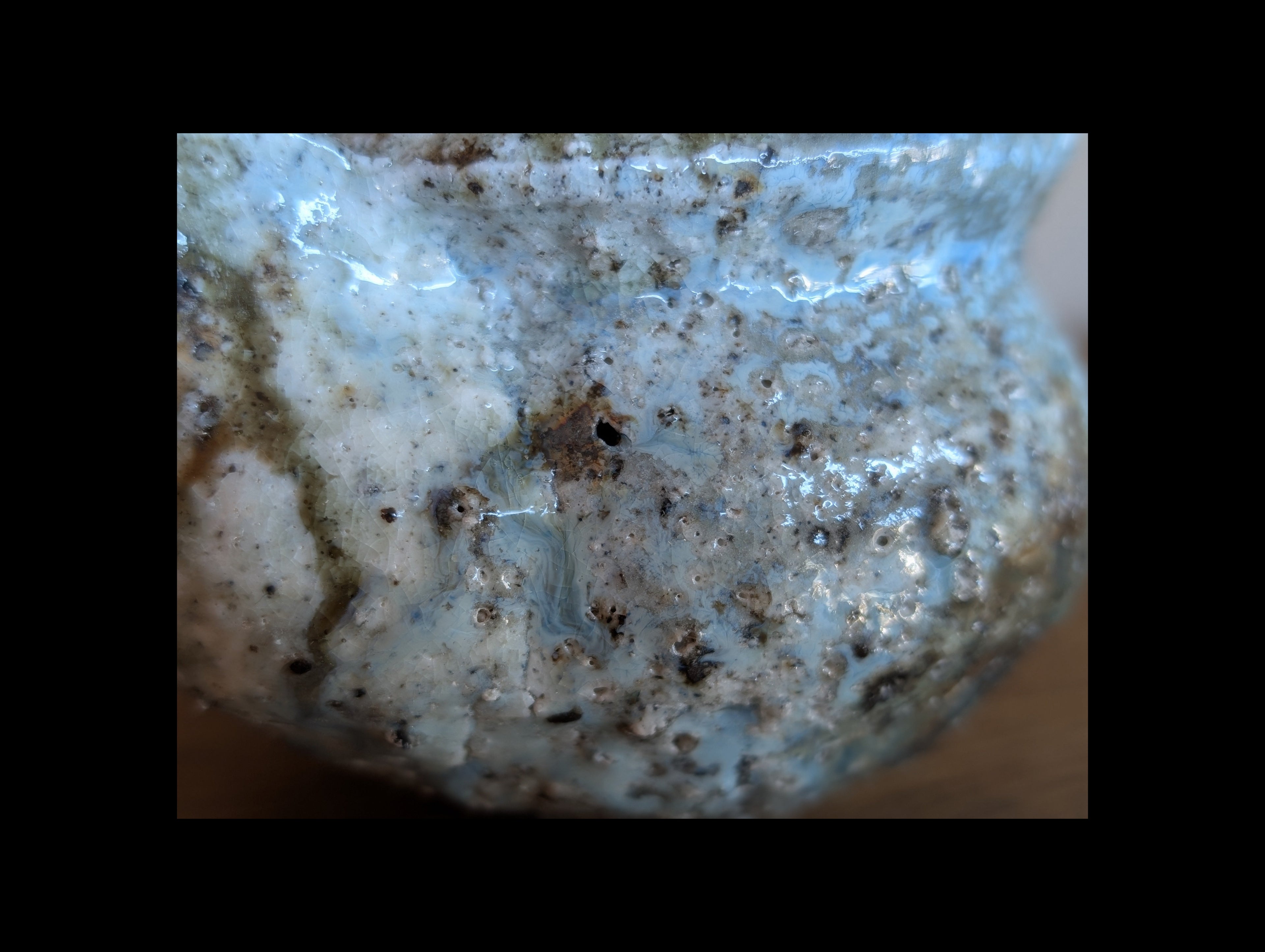 Hohin in granitic porcelain, double firing- high-temperature charcoal firing.