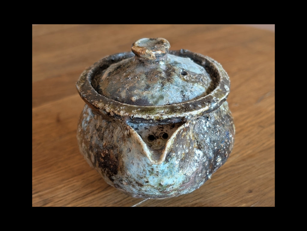 Hohin in granitic porcelain, double firing, including high-temperature charcoal firing.