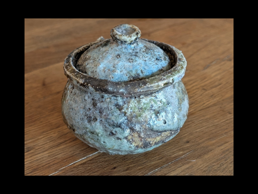 Hohin in granitic porcelain, double firing, including high-temperature charcoal firing.